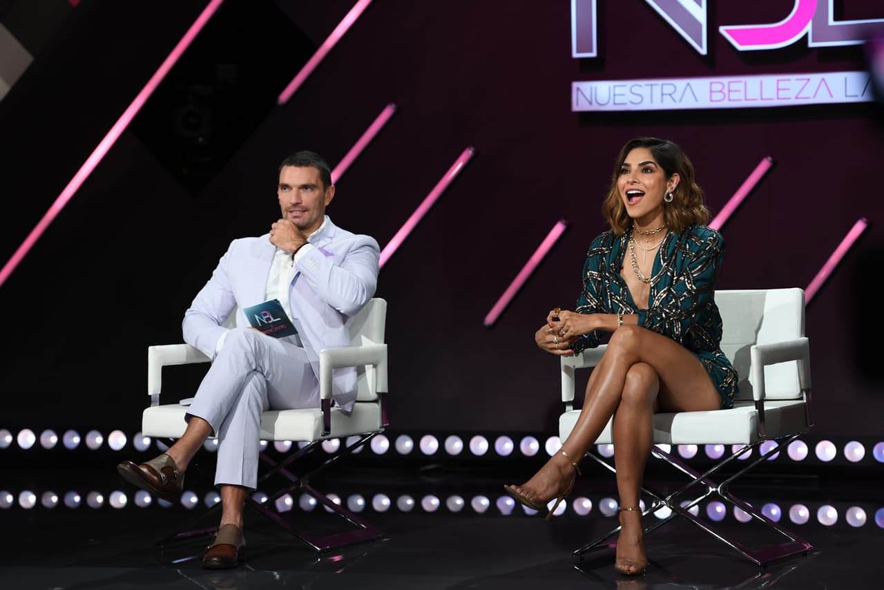 Alejandra lució radiante durante toda la noche y no daba crédito de tantos secretos que fueron revelados de las temporadas 2011 a la 2015 de NBL.