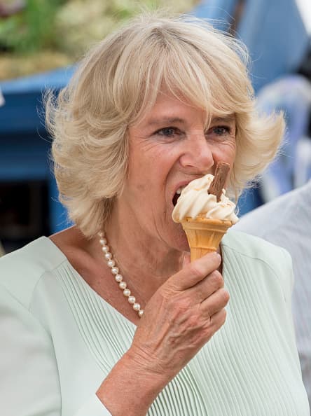 Muy coloquial y distendida la duquesa se refrescó tomando helado.