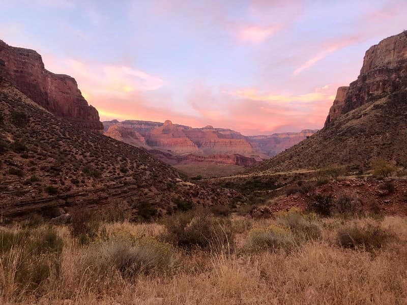Hay varios puentes de diferentes tamaños y longitudes desde el sendero del lado norte al sur del Gran Cañón.