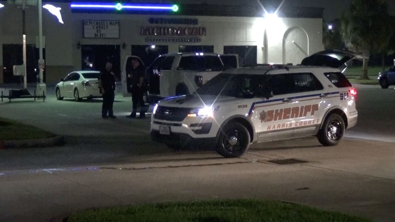 Balean a un hombre saliendo de un restaurante en Houston: policía busca identificar al sospechoso