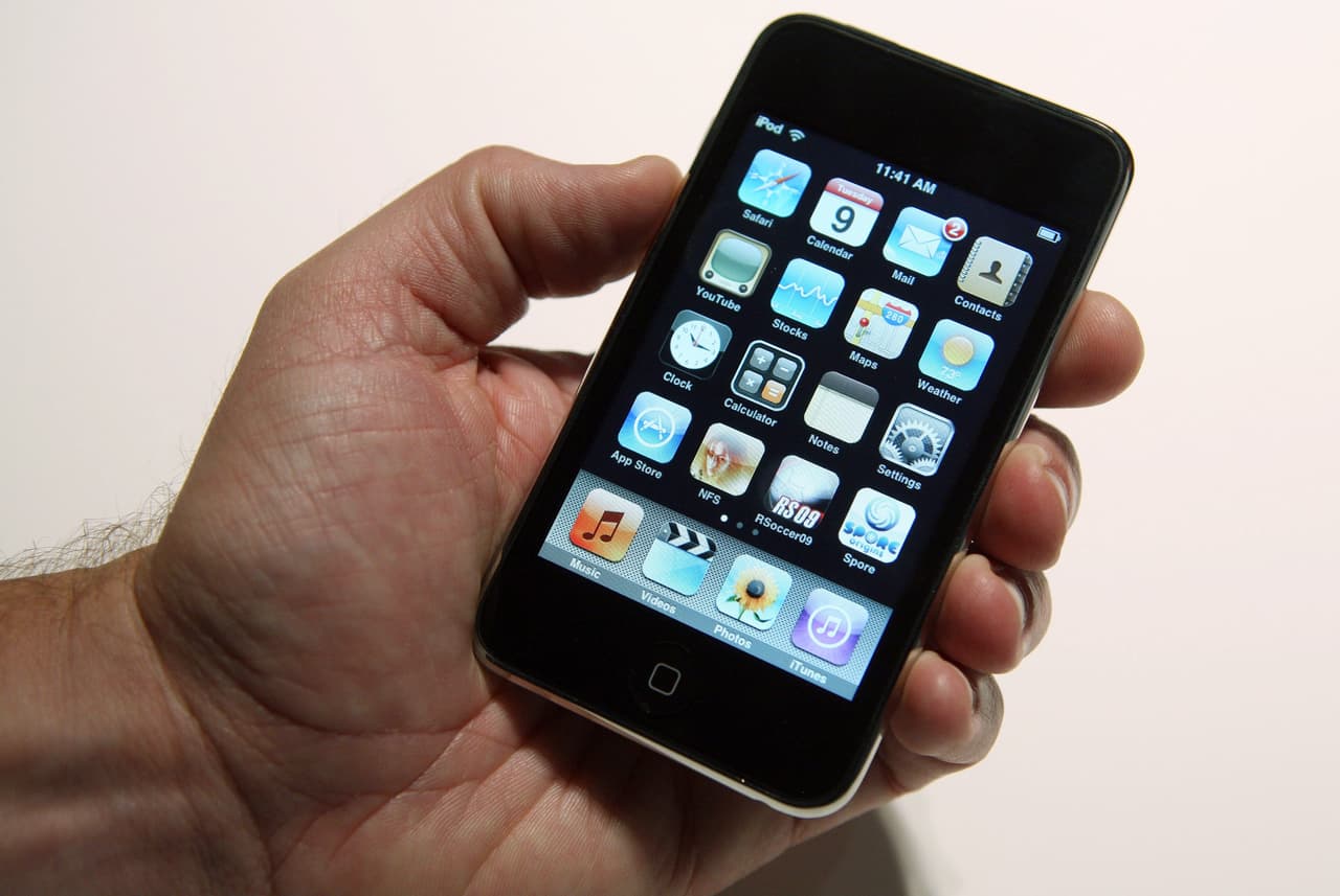 <h3 class="cms-H3-H3">Predecesor del iPhone</h3>
<br>
<br>Apple había vendido más de 100 millones de iPods en abril de 2007 y para 2021, la cuenta era de cerca de 400 millones.
<b>El diseño del iPod touch se convirtió, además, en el predecesor <a href="https://www.univision.com/noticias/tecnologia/apple-vende-piezas-reparar-iphone-mac" target="_blank">del iPhone</a>, en junio de 2007. </b>Fue entonces que la compañía comenzó a retirar poco a poco las líneas de iPod y dejó solo el iPod touch, que dejará de fabricarse este año. “No sé cómo se describe algo como el producto perfecto”, comentó Berman, al recordar el impacto del iPod, “pero prácticamente llenaba esa descripción en ese momento”.