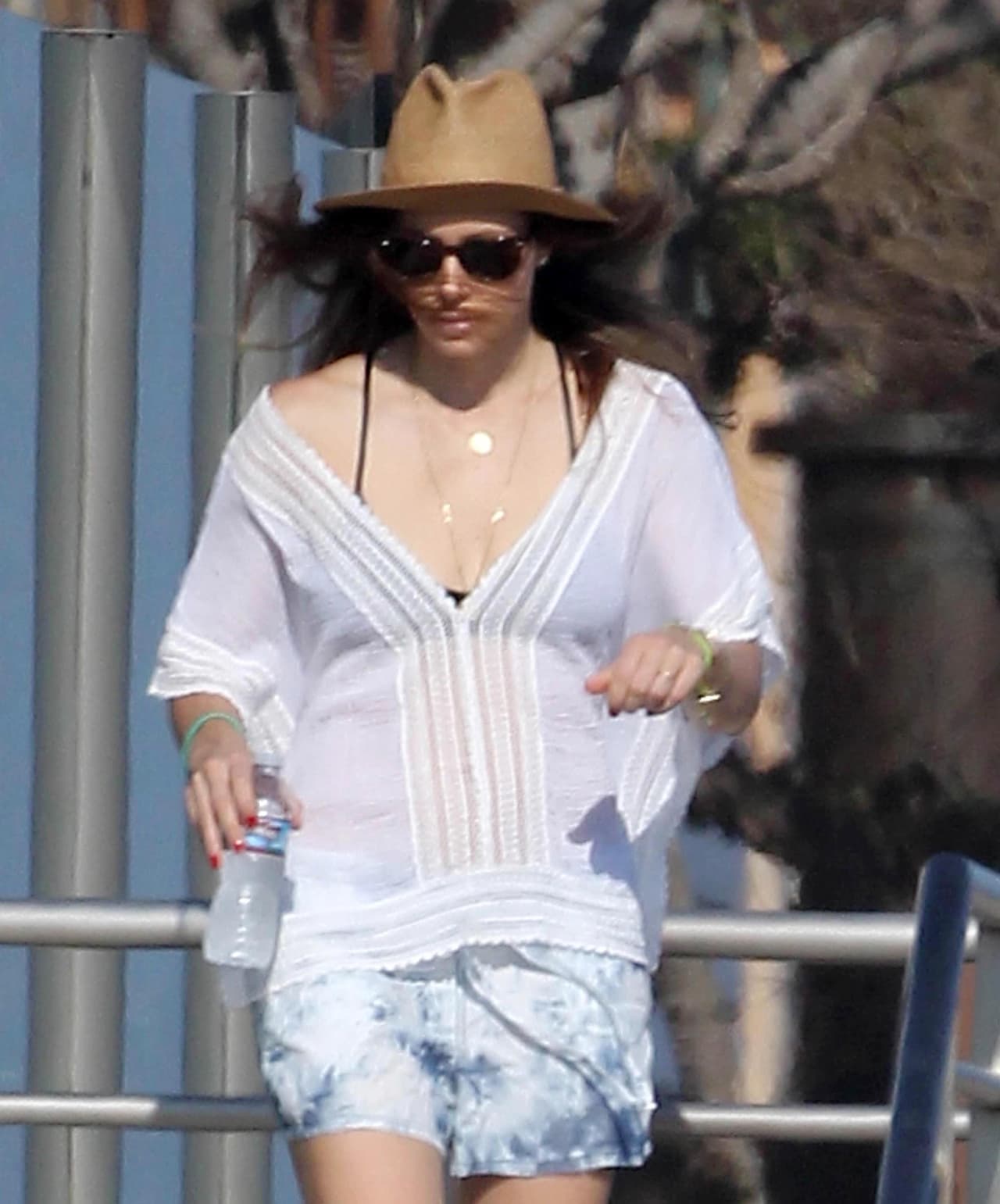 La actriz usó un bikini pero cubierta con una blusa y sombrero.