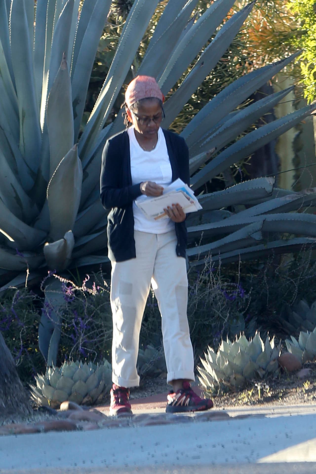 <a href="https://www.dailymail.co.uk/news/article-6531283/Meghan-Markles-mother-Doria-Ragland-flicks-mail-Christmas-day-Los-Angeles.html">Daily Mail</a> reveló que se cree que Meghan y su esposo el príncipe Harry viajaron este 26 de diciembre a Estados Unidos para pasar algunos días con ella.
<br>