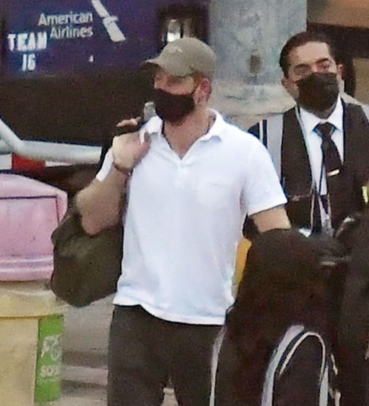 Apareció con una gorra de béisbol, una camiseta blanca, pantalones oscuros, tenis New Balance, una maleta de mano que cargaba en su hombro y un cubrebocas. 
<br>