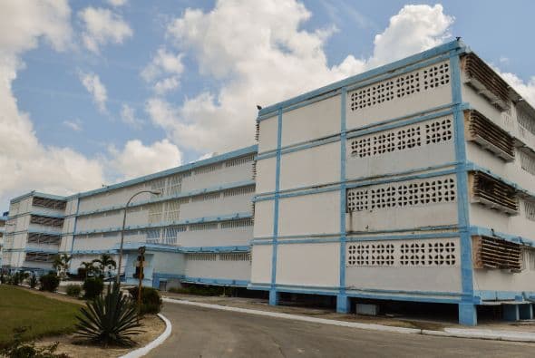 El director del Combinado del Este, teniente coronel Roelis Osorio, afirmó que un 83.4 por ciento de los presos cubanos que cumplen su condena logran reinsertarse en la sociedad y solo un nueve por ciento reincide.