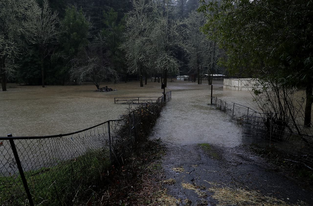 Una nueva serie de tormentas está trayendo fuertes lluvias e inundaciones a varios poblados como Guerneville y Forestville en el norte de California unos días después de que la lluvia y las tormentas de nieve golpearon la región trayendo una gran cantidad de agua que beneficiaría a California, un estado severamente afectado por la sequía.