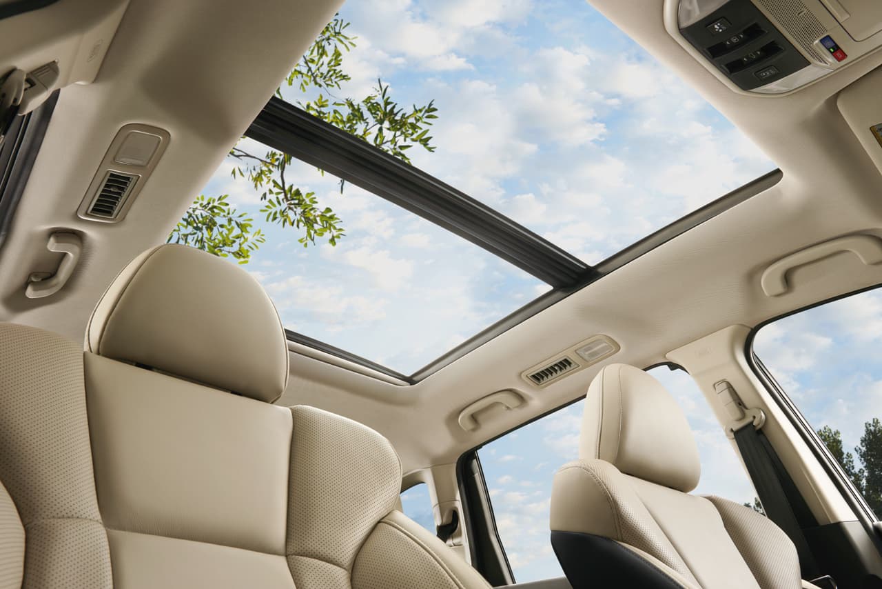 <b>Subaru Ascent 2019</b>
<br>Un techo panorámico da la bienvenida a los pasajeros. Adicionalmente se ofrece luz ambiental para la cabina y control de clima de tres zonas.