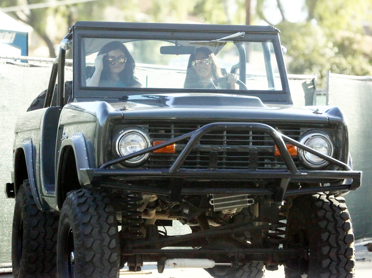 También cubrieron sus rostros con unas enormes gafas de sol de espejo.