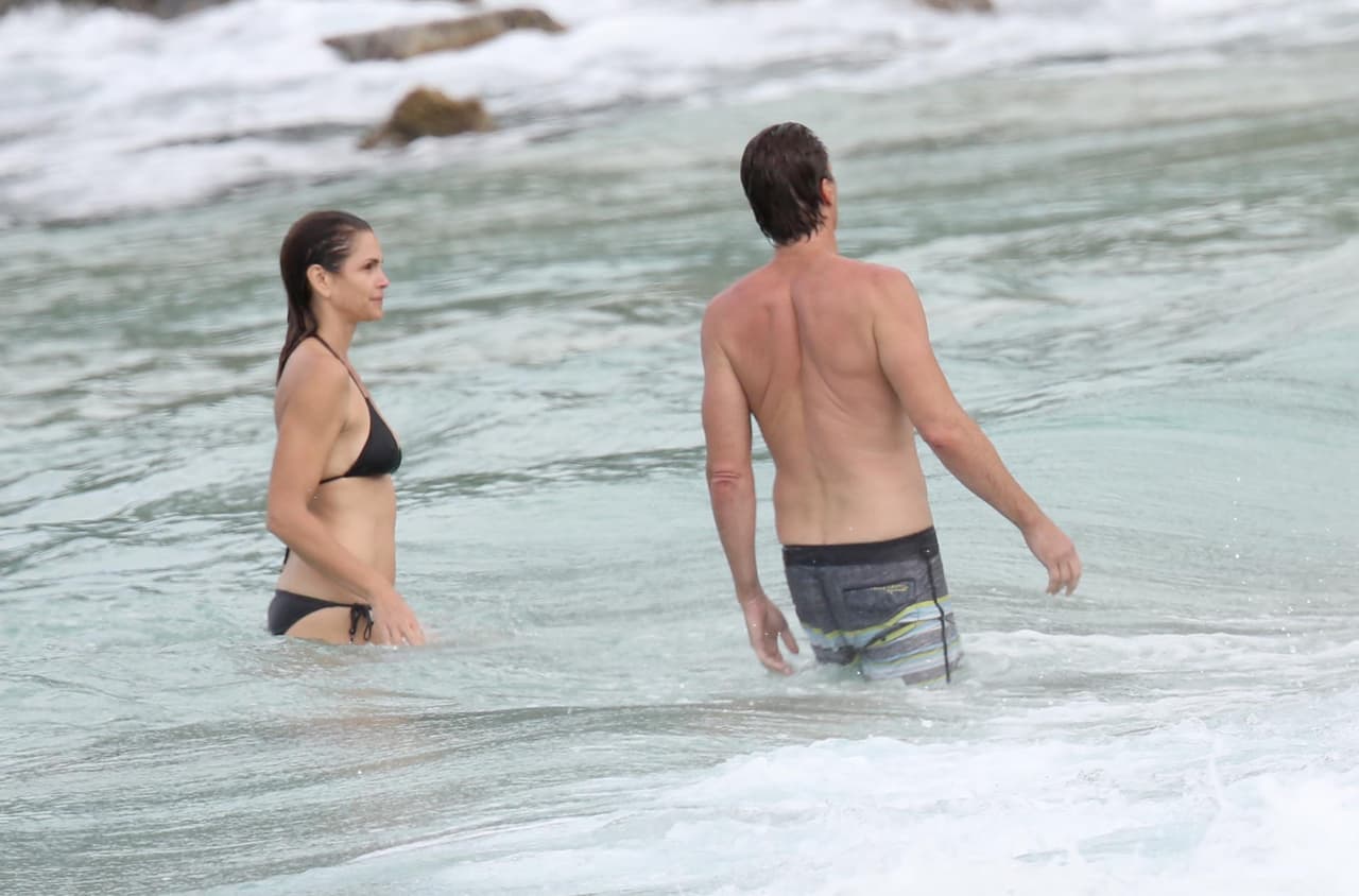 Cindy y Randy Gerber disfrutaron de un chapuzón.