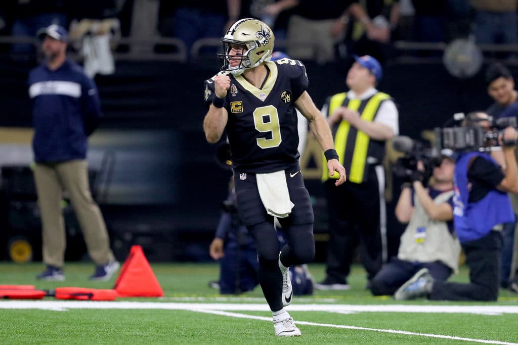 Drew Brees ha lanzado un total de 14 pases de TD en una temporada a 14 diferentes receptores con el envío a Garrett Griffin, esto significa una marca de todos los tiempos de la NFL.