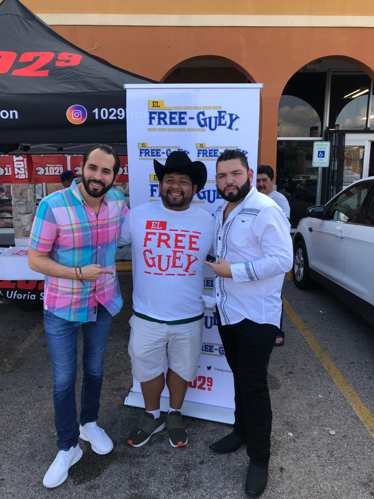 Ningún radioescucha se fue sin recibir su camisa de
<b>El Free-guey show</b>.