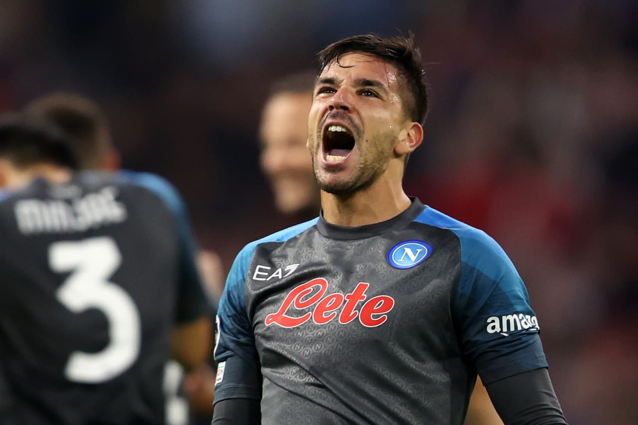 Napoli aplastó al Ajax a domicilio y lleva paso perfecto en la Champions League.