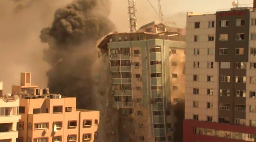 Aviación israelí derriba edificio en Gaza donde estaban oficinas de varios medios internacionales 