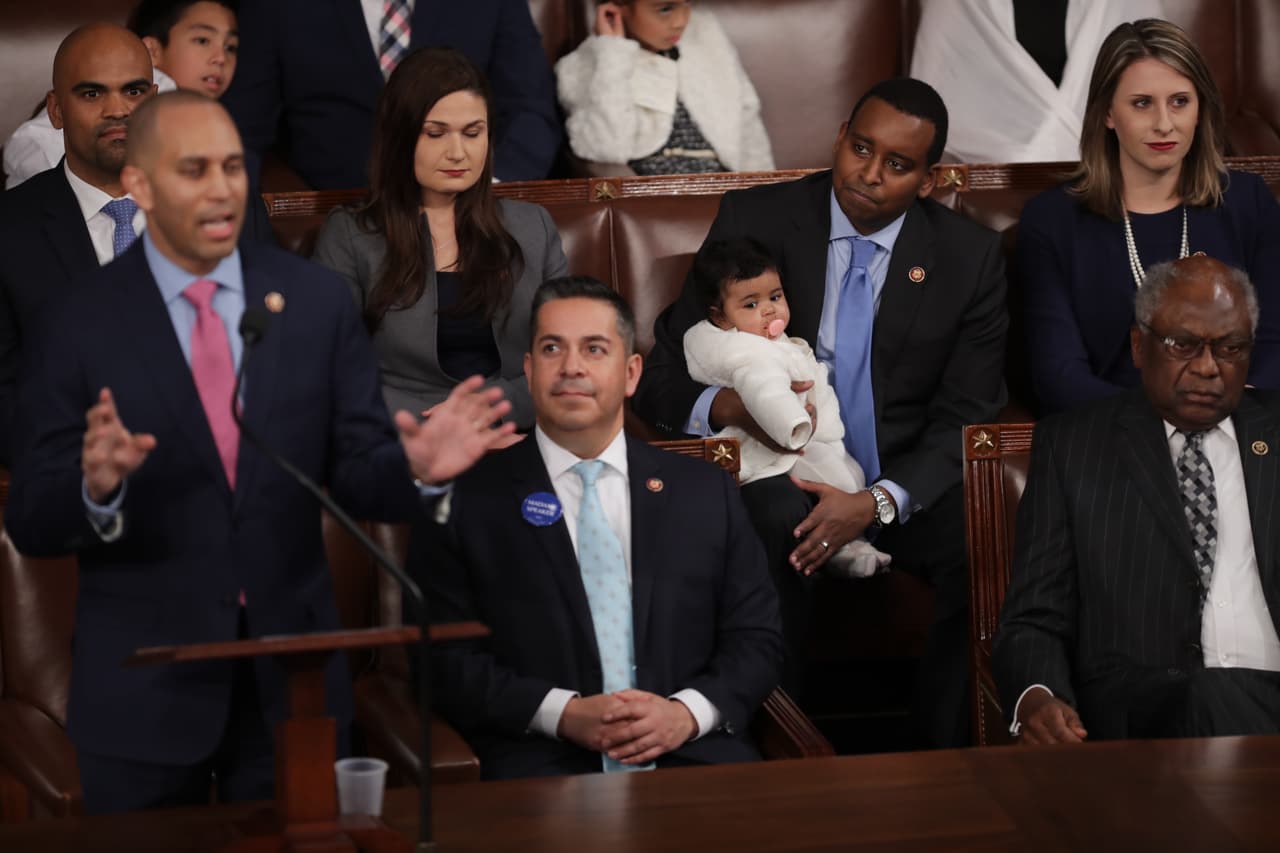 Algunos de los representantes y sus hijos durante la intervención del demócrata Hakeem Jeffries, representante por el estado de Nueva York.