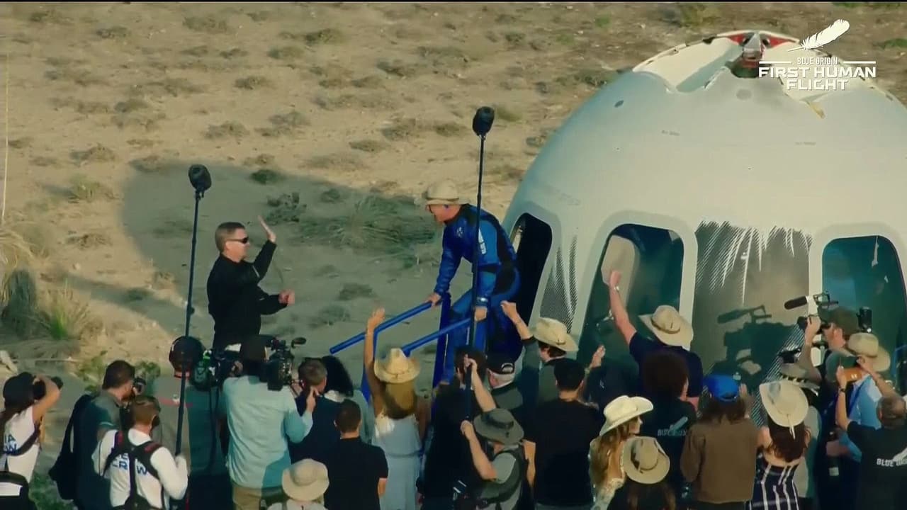 Haciendo historia: Jeff Bezos desciende de la nave New Shepard tras completar con éxito el viaje espacial