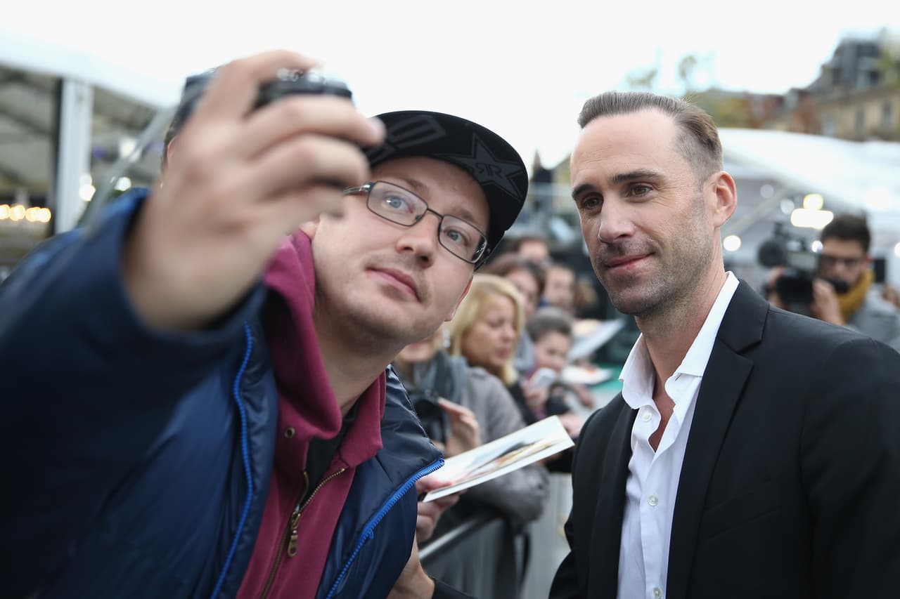 La controversia se encuentra en que un actor blanco, británico y que no canta dé vida a Michael Jackson.