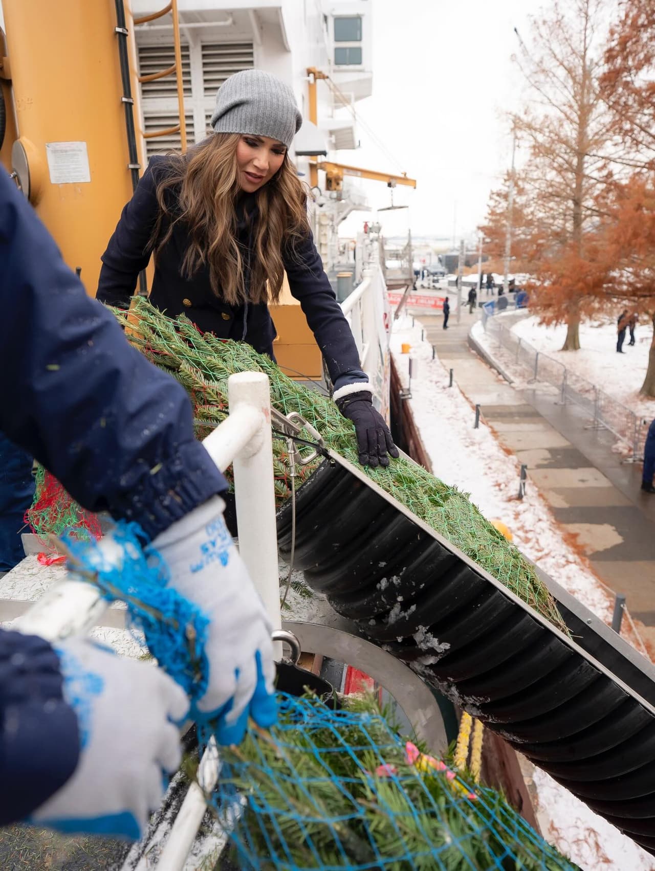 El barco Mackinaw de la Guardia Costera estadounidense arribó esta semana con 1
<b>,200 árboles de Navidad destinados a familias</b> que, de otro modo, no podrían tener uno.