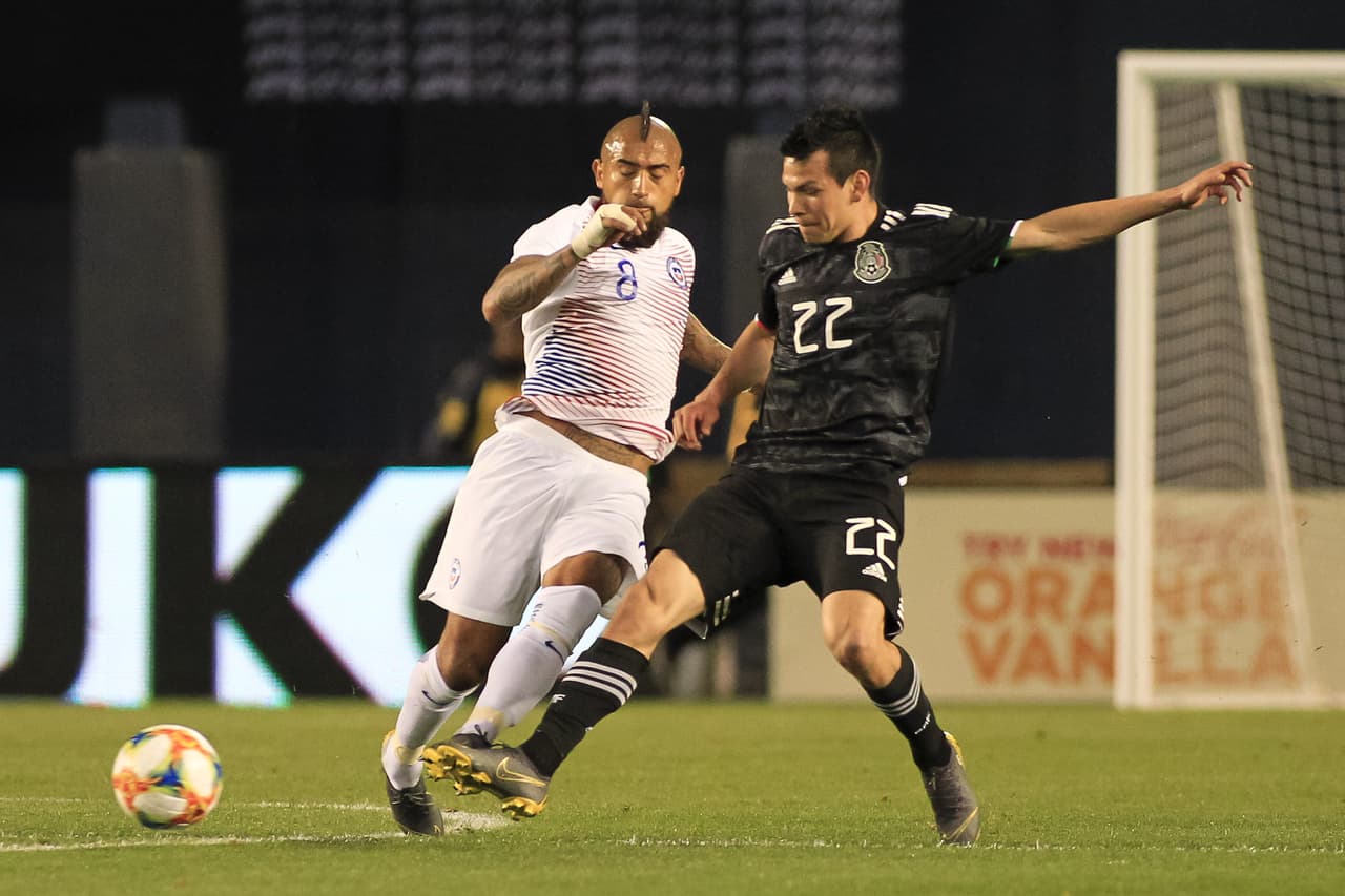 Hirving Lozano (derecha) buscó generar juego en el mediocampo para el Tri, aquí marcado por Arturo Vidal.
