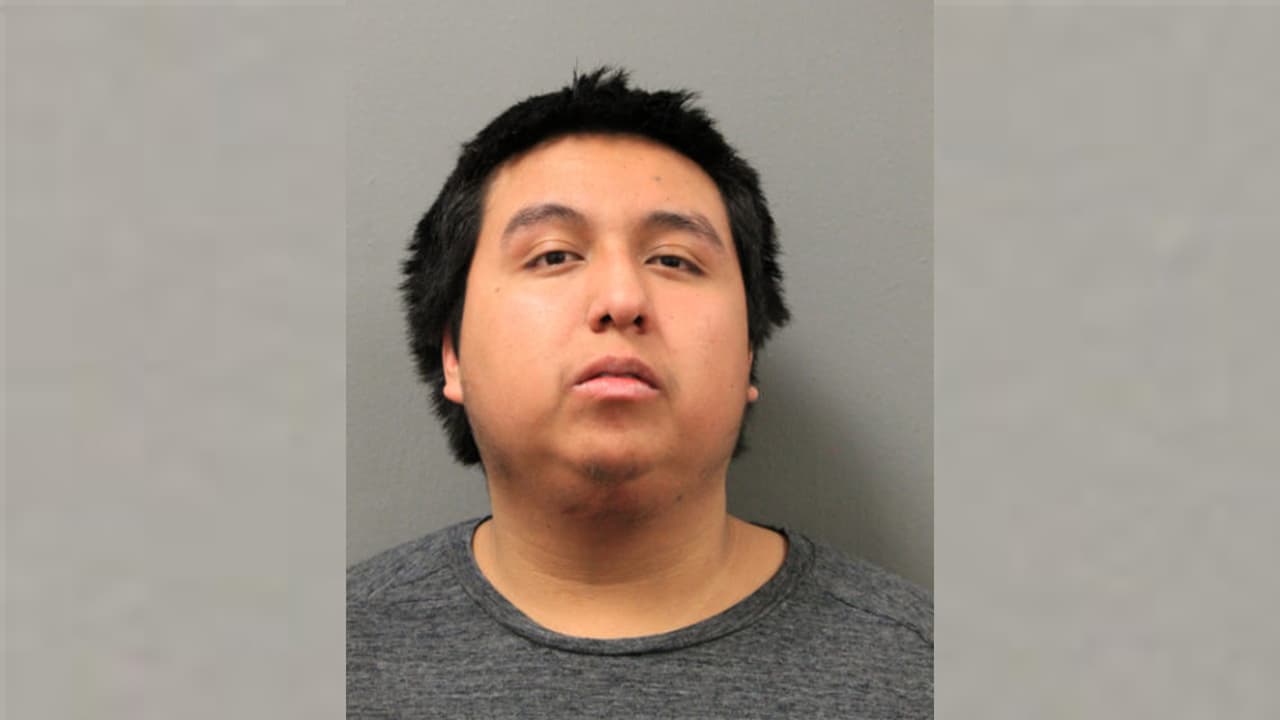 Autoridades identifican a los sospechosos como Xavier Guzmán, de 27 años, y Emilio Corripio, un joven de 16 años. 
<br>Se detalla que 
<a href="https://www.univision.com/local/chicago-wgbo/detenidos-por-muerte-de-melissa-ortega-andaban-en-taxi-por-chicago" target="_blank">Guzmán llevó a Corripio en un auto</a> al sitio donde el menor de edad abrió fuego contra un sujeto, presunto integrante de una pandilla rival.
<br>