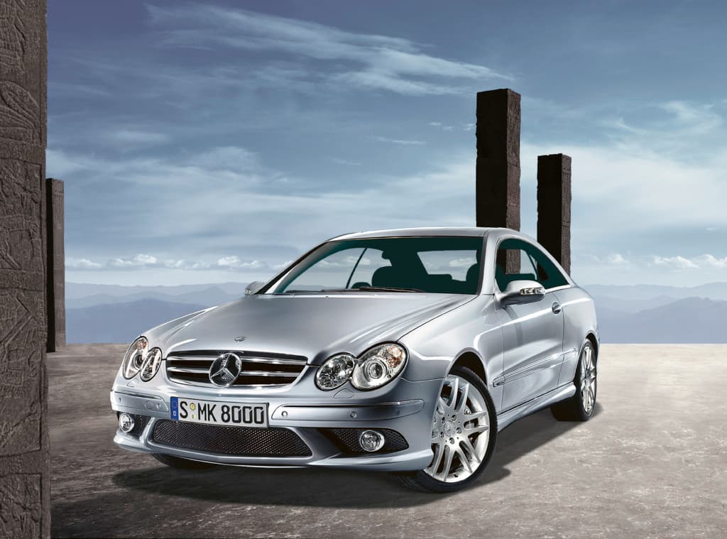 El Mercedes-Benz CLK estuvo vigente en el mercado por dos generaciones, de 1996 a 2010, año en el que
<b> fue sustituido por la Clase E.</b> En su segunda generación ofrecía motores de cuatro y seis cilindros y hasta un V8 para las versiones aMG.