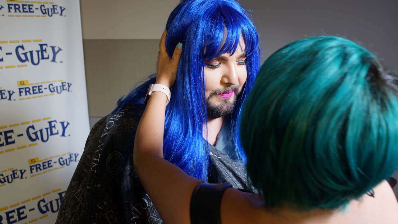 El Tambochi pago la apuesta contra El Compa Ivan cambiando de 'look' por un día.