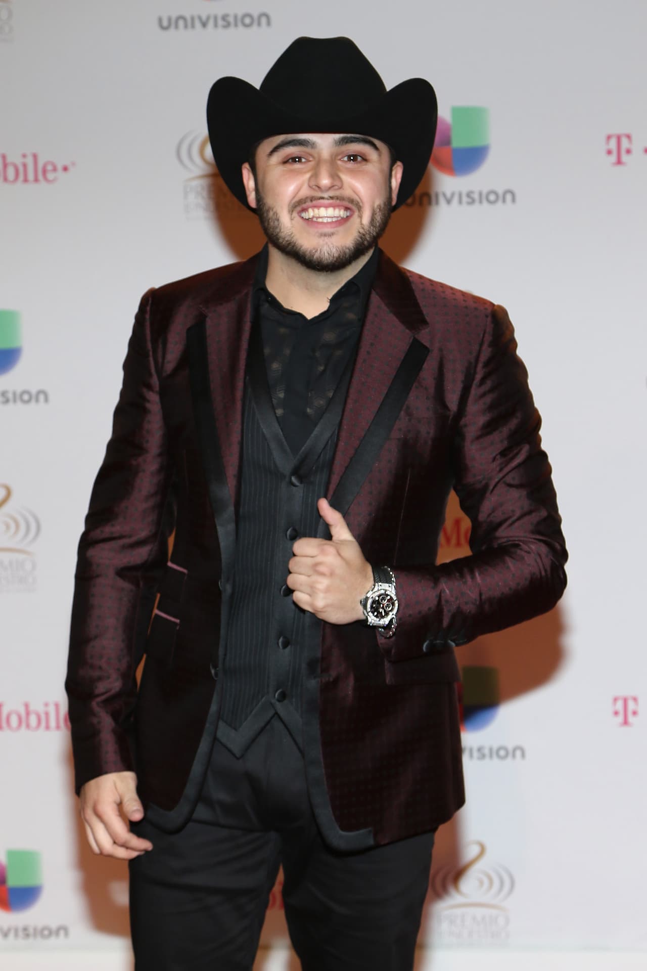 Gerardo Ortiz también se presentó en la ceremonia de 2015 con un número musical en el que cantó 'Eres una niña'.
