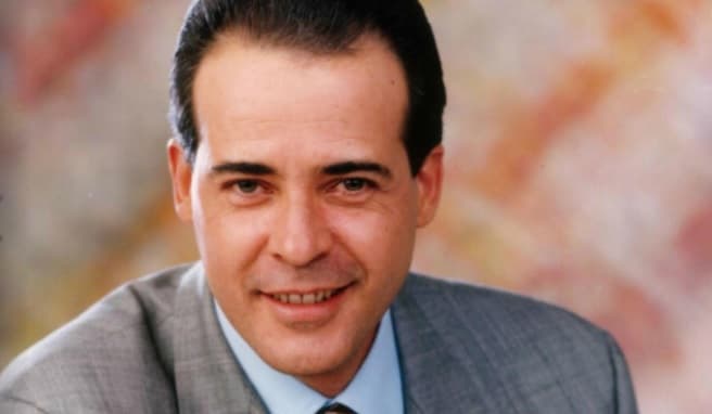 En un punto de los años 90, el galán cubano César Évora lucía un "copete de hueso" que no lograba opacar su apostura.