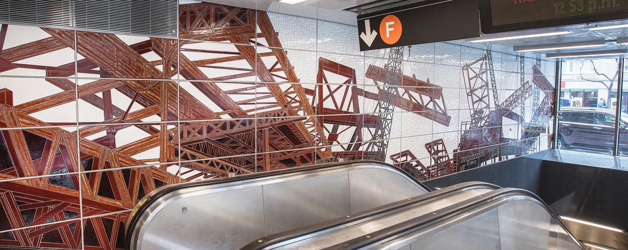 "Elevated", de Jean Shin, hace referencia a las fotos históricas de los chirriantes y anticuados 
<a href="http://www.nydailynews.com/new-york/el-train-article-1.368701">trenes elevados</a> de Manhattan, el último de los cuales (en la Tercera Avenida) fue desmantelado en los cincuentas.