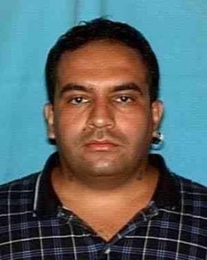 Juan Manuel De La Cruz es buscado por el presunto asesinato de un hombre en Dallas. Los hechos ocurrieron en el 2003. De La Cruz ha sido arrestado varias veces desde el 1991 hasta el 1995 bajo cargos de robo y asalto sexual.