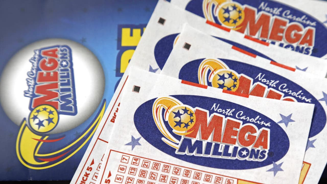 El Mega Millions sortea este martes $565 millones. Si el afortunado decide pagar impuestos y recibir su premio en efectivo se quedaría con $293 millones. 45 estados participan en el sorteo, el cual cierra a las 11:00 pm, hora del este. 
<b>Más noticias en <a href="https://www.univision.com/noticias" target="_blank">Univision</a></b>.