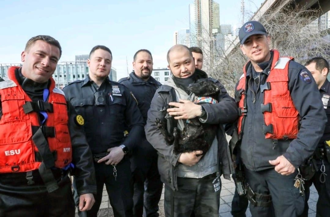 Las fotos del singular rescate fueron compartidas en Twitter por el Departamento de Operaciones Especiales de la policía de Nueva York.