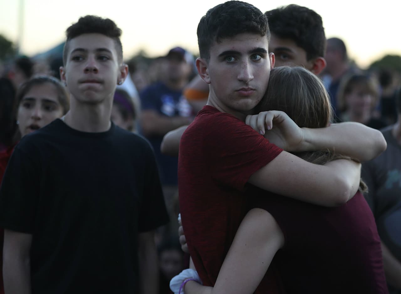 Lo que pueden hacer los maestros para ayudar a sus estudiantes a superar un tiroteo, y prevenir el siguiente