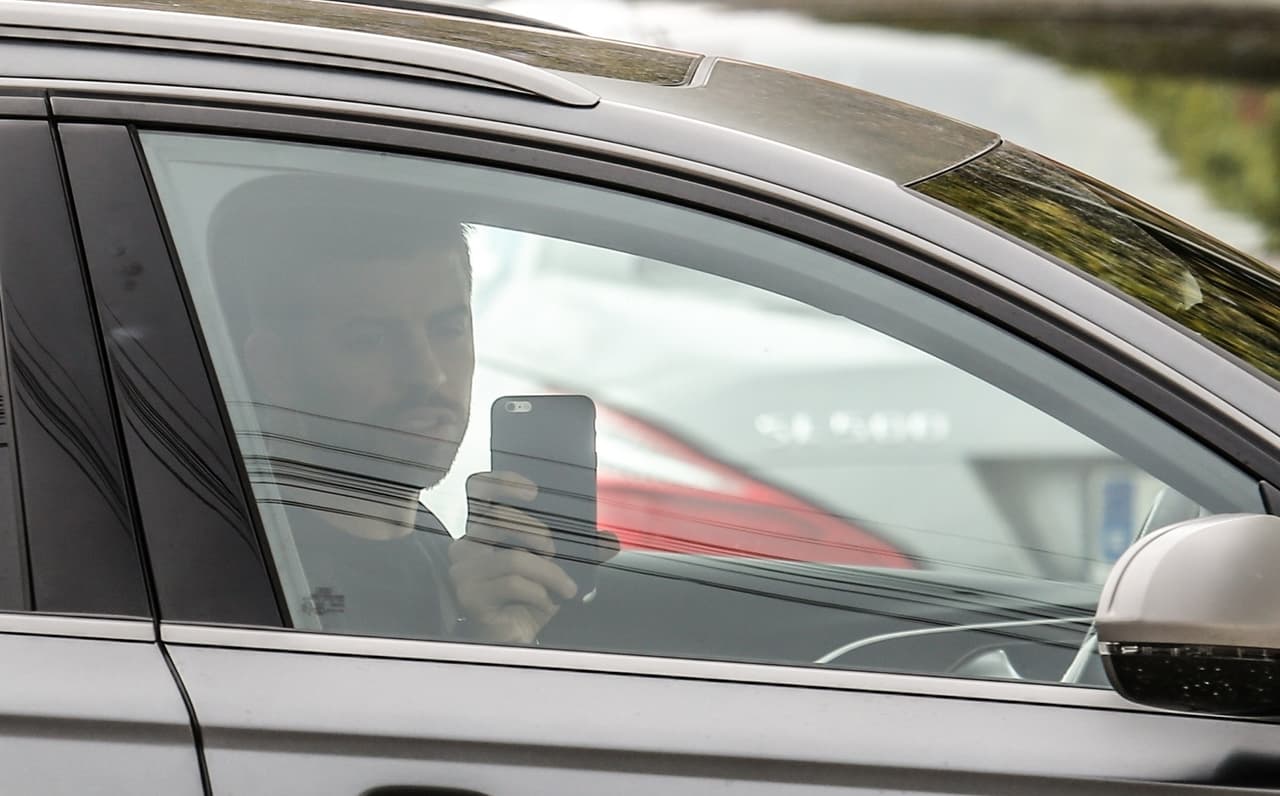 De todas formas, Piqué no bajó la guardia y se mantuvo al tanto de quiénes son los 'paparazzi' que alteran la paz en su territorio.