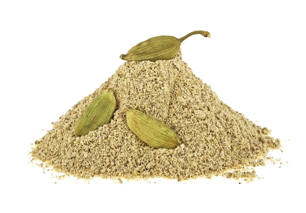 Machacada hasta obtener polvo, puedes echar un poco sobre las llamas de una vela roja, que estés usando en un ritual de amor, pues aumenta la potencia del pedido o llamado espiritual.