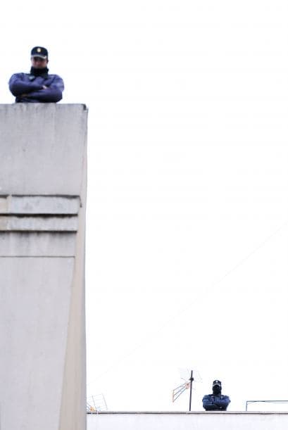 La infanta Cristina explicó durante seis horas y media de declaración judicial por el caso Nóos que se desentendió de la gestión de Aizoon, la empresa que creó al 50 % con Iñaki Urdangarin, porque confiaba plenamente en su marido, informaron fuentes jurídicas. La infanta se desligó de la administración de la sociedad familiar y aseguró que no participó en ninguna actividad del Instituto Nóos, la entidad a través de la cual Urdangarin presuntamente malversó fondos públicos. Durante el detallado interrogatorio de Castro, el primer juez que ha imputado a un miembro de la Familia Real española, la infanta admitió que hizo gastos personales con la tarjeta de crédito de Aizoon, porque entendía que no era ilegal y ha detallado que dispone de tres o cuatro tarjetas de esa clase, negando que ella o su marido tengan ninguna cuenta en paraísos fiscales y que el motivo de su presencia en la empresa que compartía con su marido fuese actuar de escudo ante Hacienda, algo que hubiera rechazado por principios. También aseguró que cuando el asesor del Rey José Manuel Romero le pidió en 2006 a Urdangarin que abandonara el Instituto Nóos, ella entendió que se trataba de evitar la mala imagen que podía acarrear que la entidad se viera envuelta en polémicas políticas, pero no pensó que su marido hiciera nada ilícito. Ella dijo que los 1,2 millones de euros que recibió de su padre para la compra de la casa del matrimonio en la ciudad de Barcelona son un préstamo que está devolviendo poco a poco.