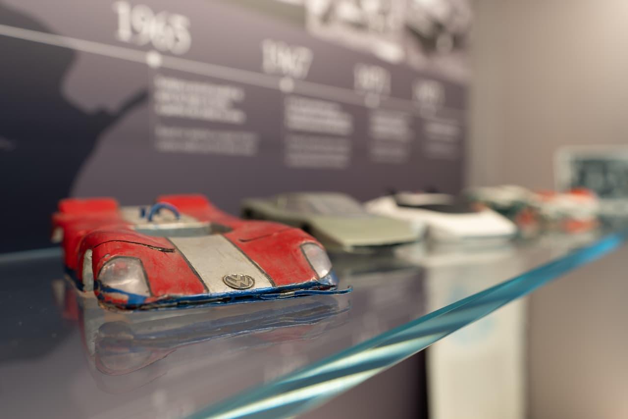 No solo eso, sino que también los presentaba a sus amigos imaginando que lo hacía en auto shows.