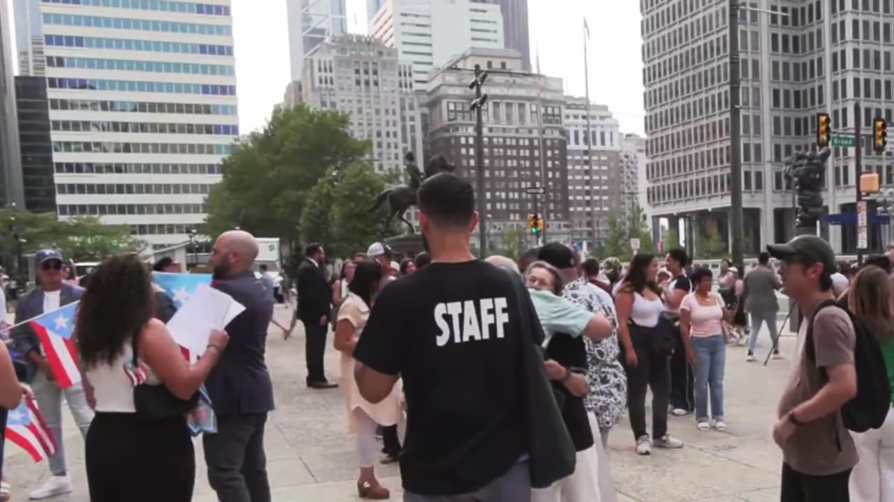 Comunidad boricua en Filadelfia protesta frente al ayuntamiento por la crisis de agua en Puerto Rico