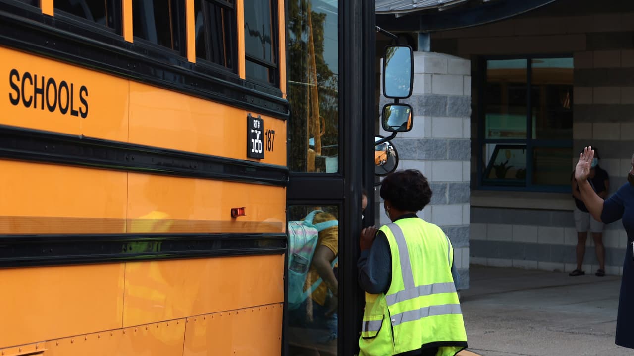 Resolución de distrito escolar de Virginia sobre armas causa controversia