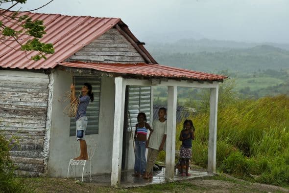 Según la emisora Radio Rebelde, existen 119 interrupciones del servicio eléctrico, algunas de ellas con afectaciones consideradas "graves", como las sufridas en hospitales y acueductos.