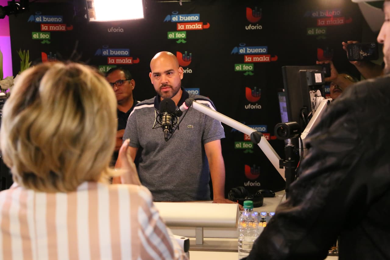 <b>El Pelón</b> estuvo muy pendiente de las historias que contaron los familiares de Jenni y también se emocionó.