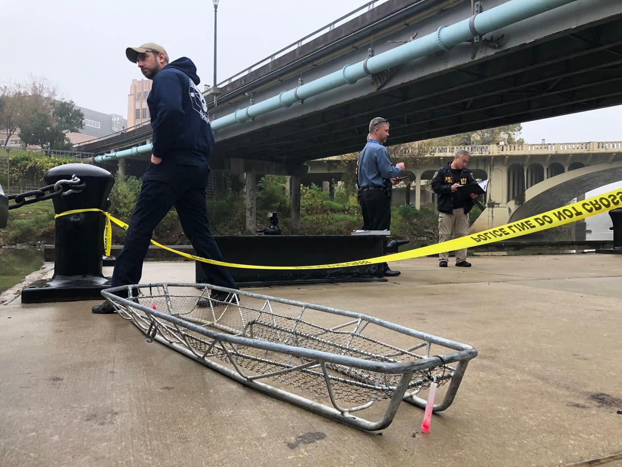 Detectives de la División de Homicidios de la Policía de Houston fueron despachados a la cuadra 1000 de la calle Commerce, cerca de la intersección con San Jacinto St, en el centro de la ciudad tras el reporte de un cuerpo flotando en el arroyo Buffalo. “Hemos recuperado el cuerpo, pero no tenemos más información de este caso hasta ahora. La investigación está en curso”, se lee en un tuit de la agencia.