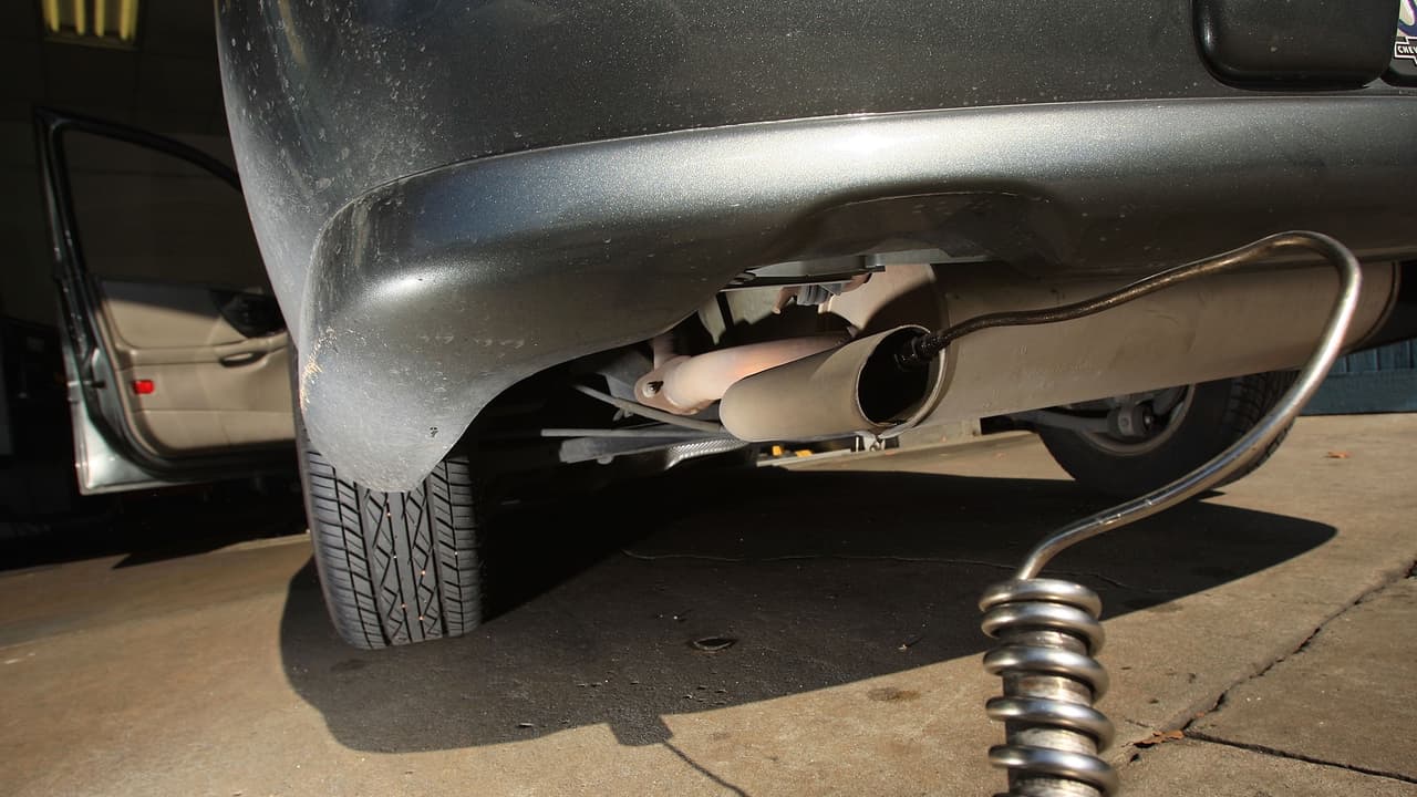 <b>Cumplimiento con los estándares de emisiones: </b>
<br>
<br>Muchos estados requieren que el vehículo apruebe un examen periódico del grado contaminante de sus emisiones. Los estados exceptuados de esta requisito son Alabama, Alaska, Arkansas, Carolina del Sur, Dakota del Norte, Dakota del Sur, Florida, Hawái, Iowa, Kansas, Kentucky, Michigan, Minnesota, Mississippi, Montana, Nebraska, Oklahoma, Virginia del Oeste y Wyoming.