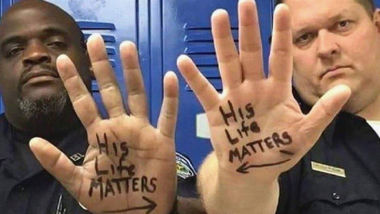 La historia detrás de la foto viral de un policía blanco y otro negro