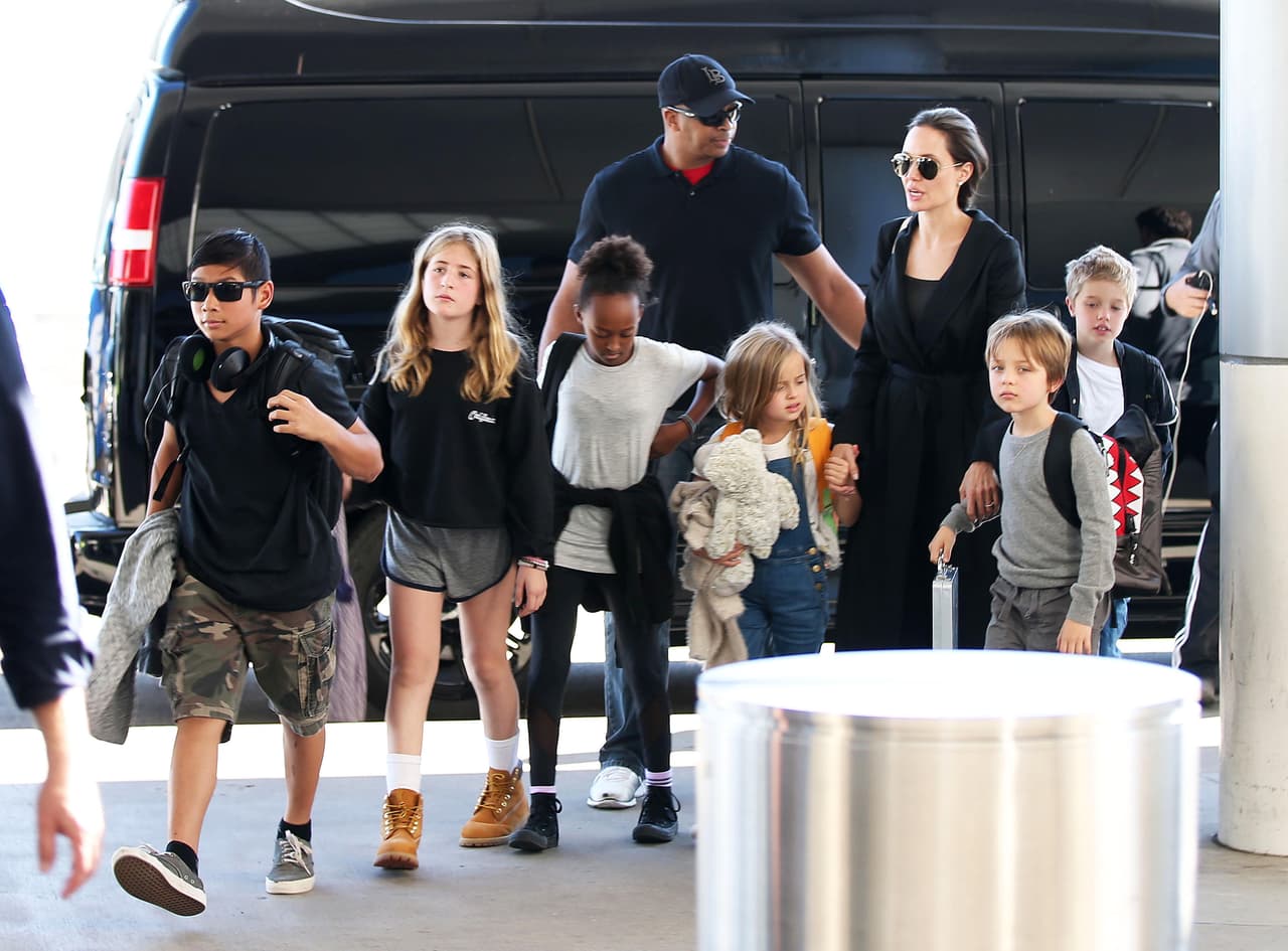 Angie con los chicos llegando al aeropuerto.