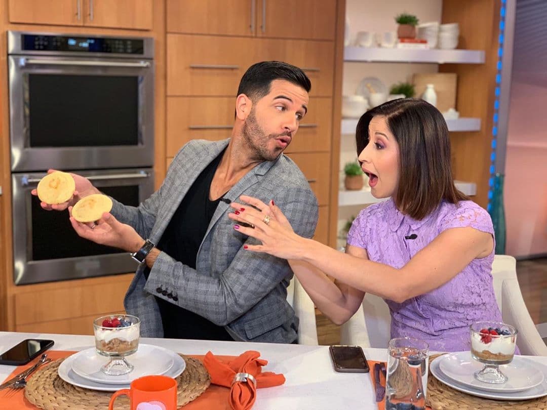 Yisus y Elyangelica llevan en el corazón el amor por Venezuela... y las arepas."Ni 'waffles' ni 'pancakes', no hay nada como una arepa, hasta sin relleno", escribió la periodista junto a la divertida foto con el chef de la casa.