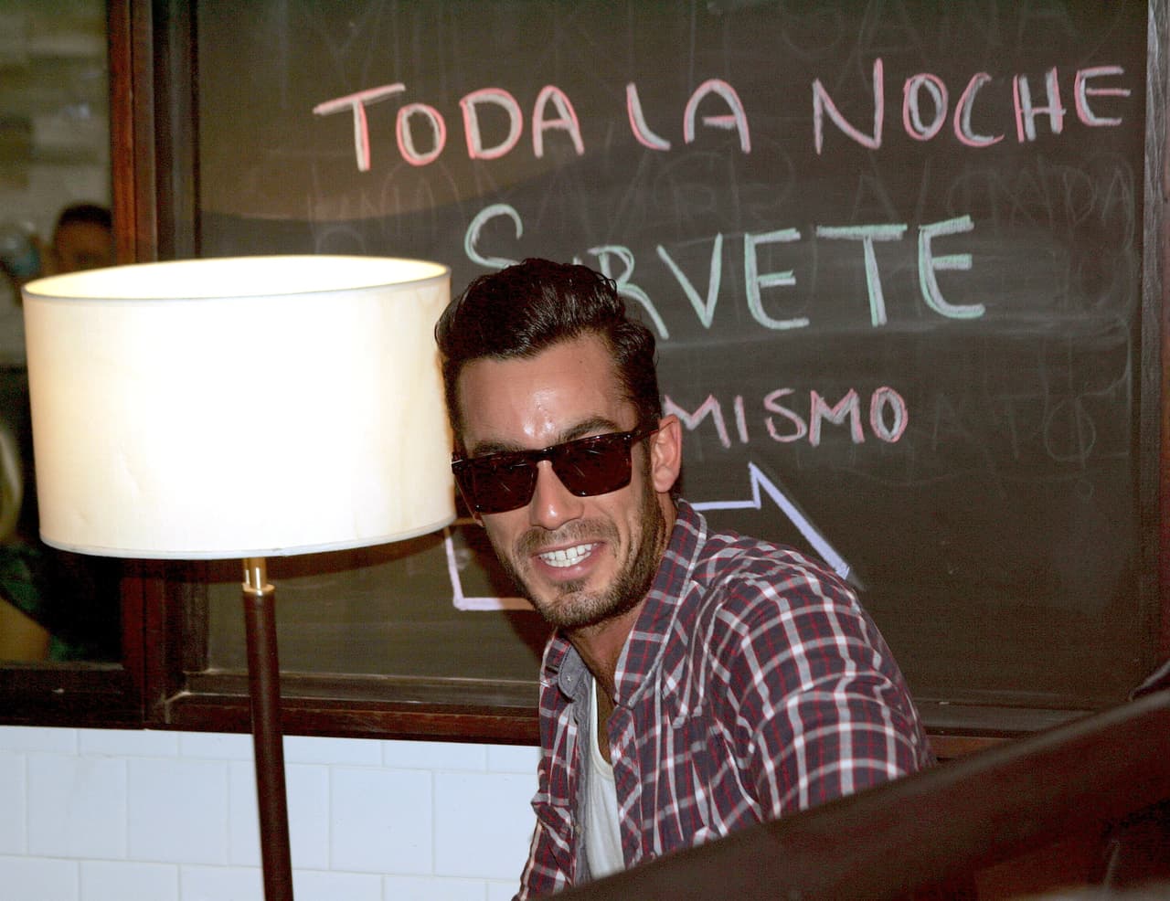 En la historia, Teresa es novia de Mariano, personaje interpretado por Aarón Díaz.