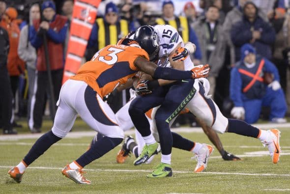 Los Seahawks, con un fútbol "total", el que había trabajado el entrenador del equipo durante toda la temporada regular, el veterano Pete Carroll, derrotaron por paliza de 43-8 a los Broncos, la mejor ofensiva de liga, con el mariscal de campo Peyton Manning a la cabeza. No habían pasado ni 12 segundos desde el comienzo del partido y los Seahawks ya hicieron historia con la anotación más rápida que se había dado jamás en un Super Bowl. Pero lo peor no fue el dejarse anotar dos puntos, sino la imagen de enfrentamiento entre Manning y el centro de origen mexicano Manny Ramírez, que no le dio bien al balón, y aunque el corredor Knowshon Moreno lo recuperó, lo hizo en la zona de protección. La mejor ofensiva de la NFL estaba paralizada, sin saber qué hacer, y ahí fue el comienzo y el final del partido disputado en el MetLife Stadium, de East Rutherford (Nueva Jersey), donde la temperatura fue de 43 grados. Malcom Smith recibió el premio de Jugador Más Valioso (MVP), el octavo defensor que lo consigue en un partido de Super Bowl y el tercer apoyador. Carroll, de 61 años, el tercer entrenador con más edad de la NFL que ganó un Super Bowl, se convirtió en el tercer entrenador que logra los dos títulos de campeón universitario de la NCAA con el equipo de USC y ahora los Seahawks en la NFL.