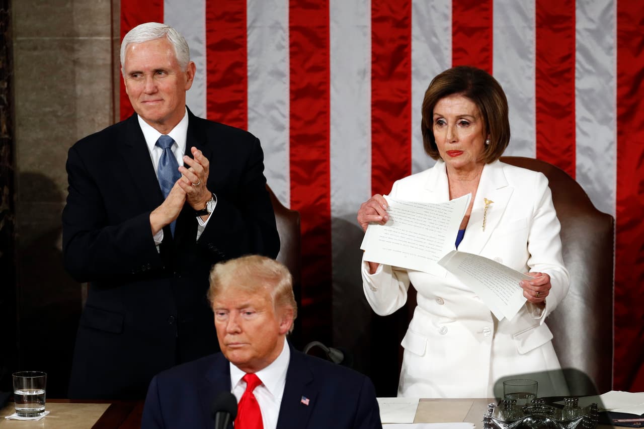 <b>Febrero 4. Nancy Pelosi rompe el discurso del Estado de la Unión de Donald Trump. </b>La presidenta de la cámara de Representantes respondió de esta manera al finalizar el discurso, luego que el presidente la negara el saludo.
<br>