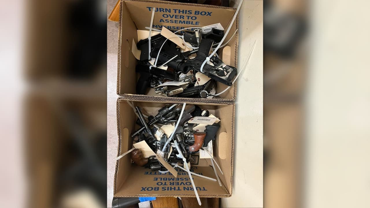 El evento se realizó en la Iglesia Bautista Mount Calvario, en donde se recibieron armas de fuego, rifles y municiones de forma anónima a cambio de tarjetas de regalo.
<br>