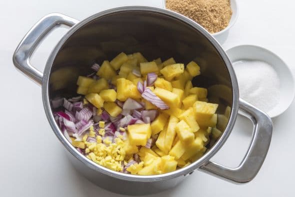 Salsa agridulce tibia. Saltea la piña con aceite de oliva, añade las cebollas caramelizadas, y haz más jugosa la preparación con un poco de jugo de naranja.